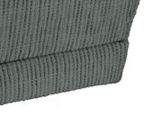 Nahaufnahme einer Recamiere mit strukturiertem Stoffbezug in grauer Farbe, seitliche Perspektive