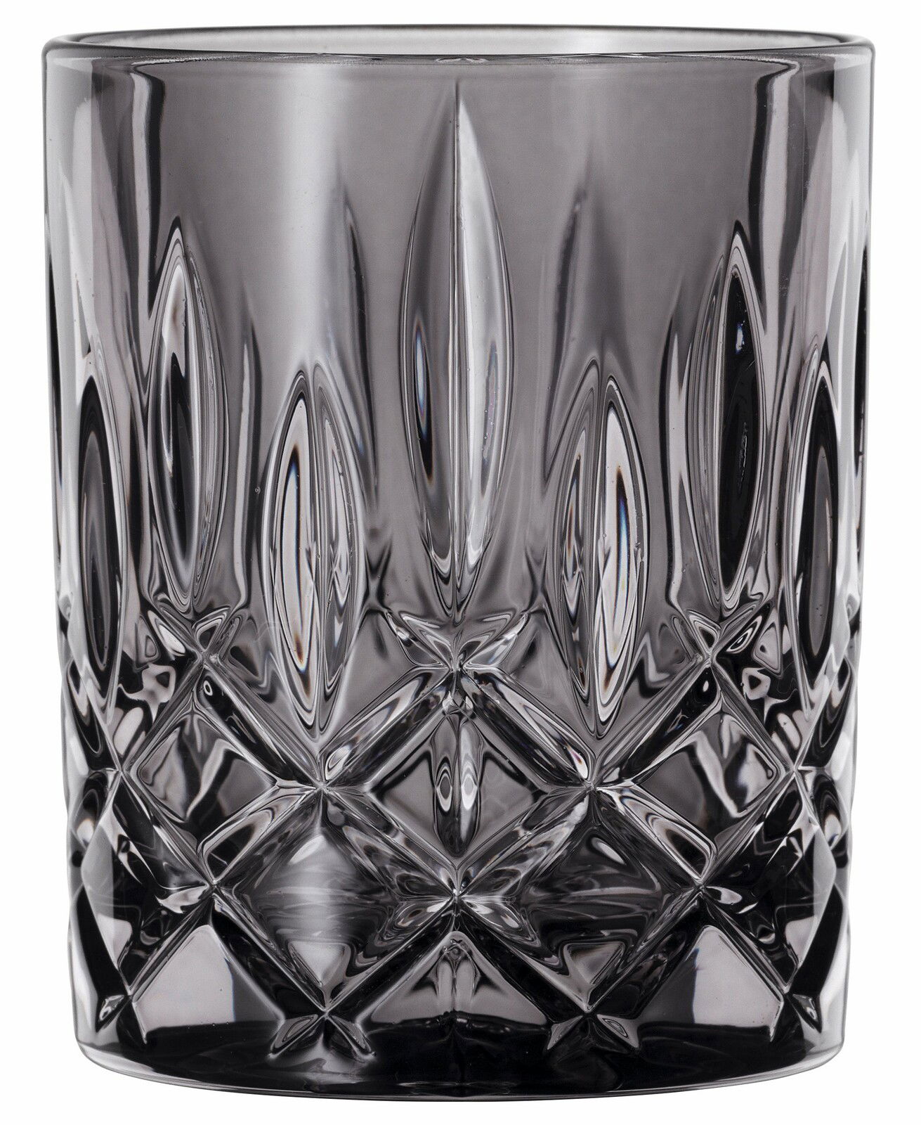 Nahaufnahme eines eleganten Whiskybechers mit facettiertem Design und klarer Glasstruktur.