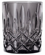 Nahaufnahme eines eleganten Whiskybechers mit facettiertem Design und klarer Glasstruktur.