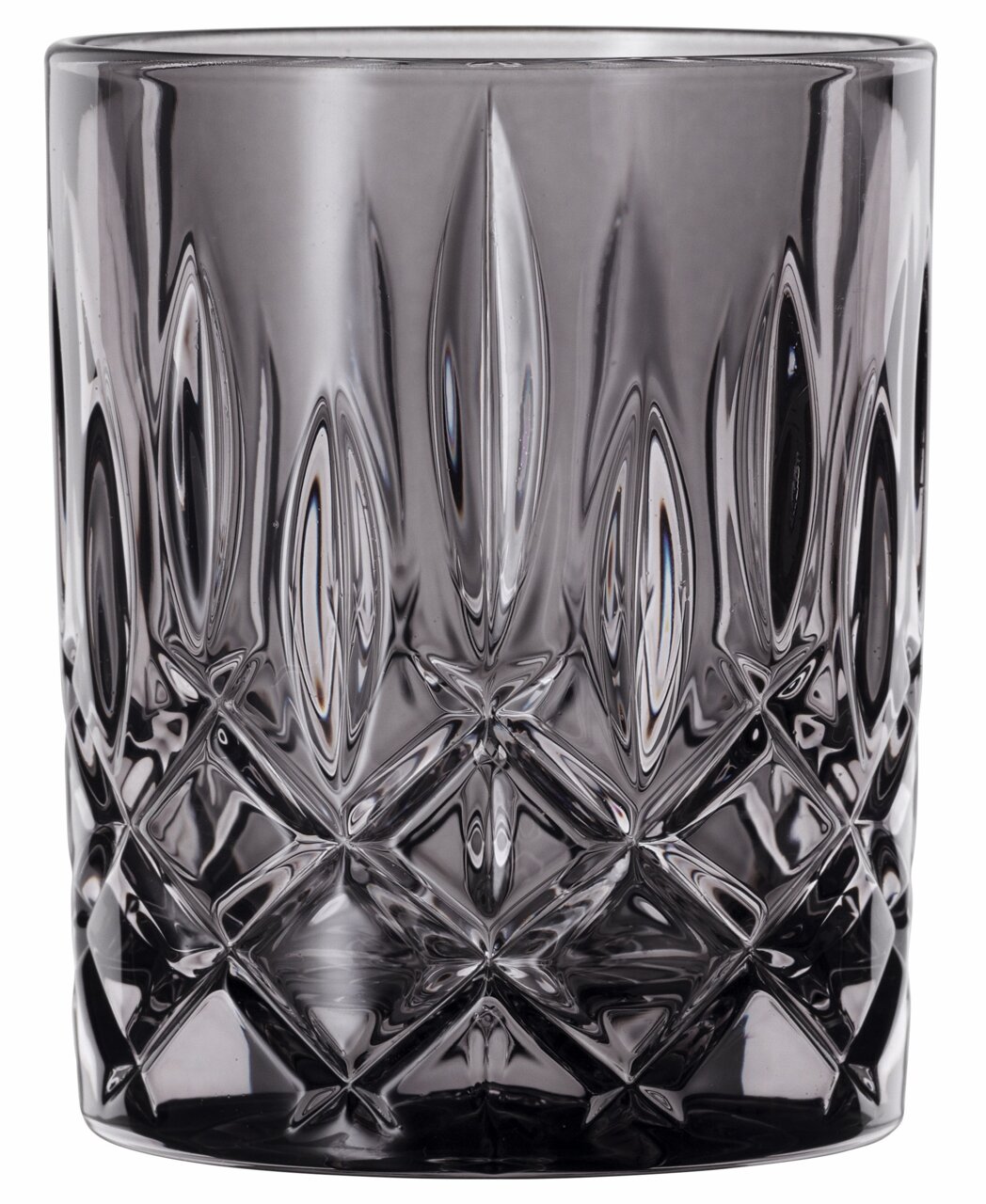 Nahaufnahme eines eleganten Whiskybechers mit facettiertem Design und klarer Glasstruktur.