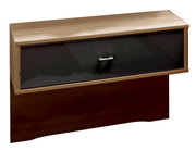 Moderner Nachtschrank aus Holz mit dunkler Schubladenfront, seitliche Perspektive