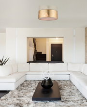 Moderne Deckenleuchte in einem stilvollen Wohnzimmer, von unten betrachtet.