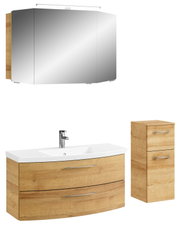 Moderne Badkombination mit Holzoptik, bestehend aus einem Spiegelschrank, einem Waschbeckenunterschrank mit zwei Schubladen und einem hohen Seitenschrank. Frontalansicht.