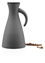 Graue Isolierkanne mit elegantem Design, seitliche Perspektive, umgeben von Kaffeebohnen.