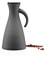Graue Isolierkanne mit elegantem Design, seitliche Perspektive, umgeben von Kaffeebohnen.