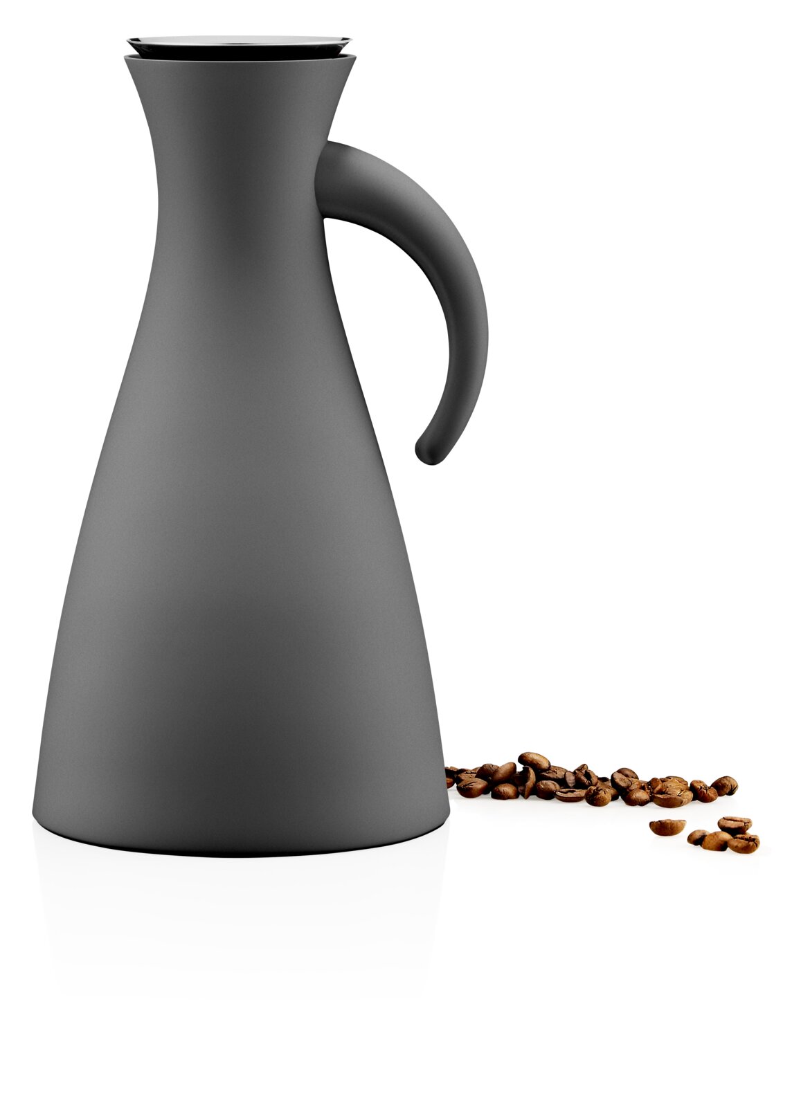 Graue Isolierkanne mit elegantem Design, seitliche Perspektive, umgeben von Kaffeebohnen.