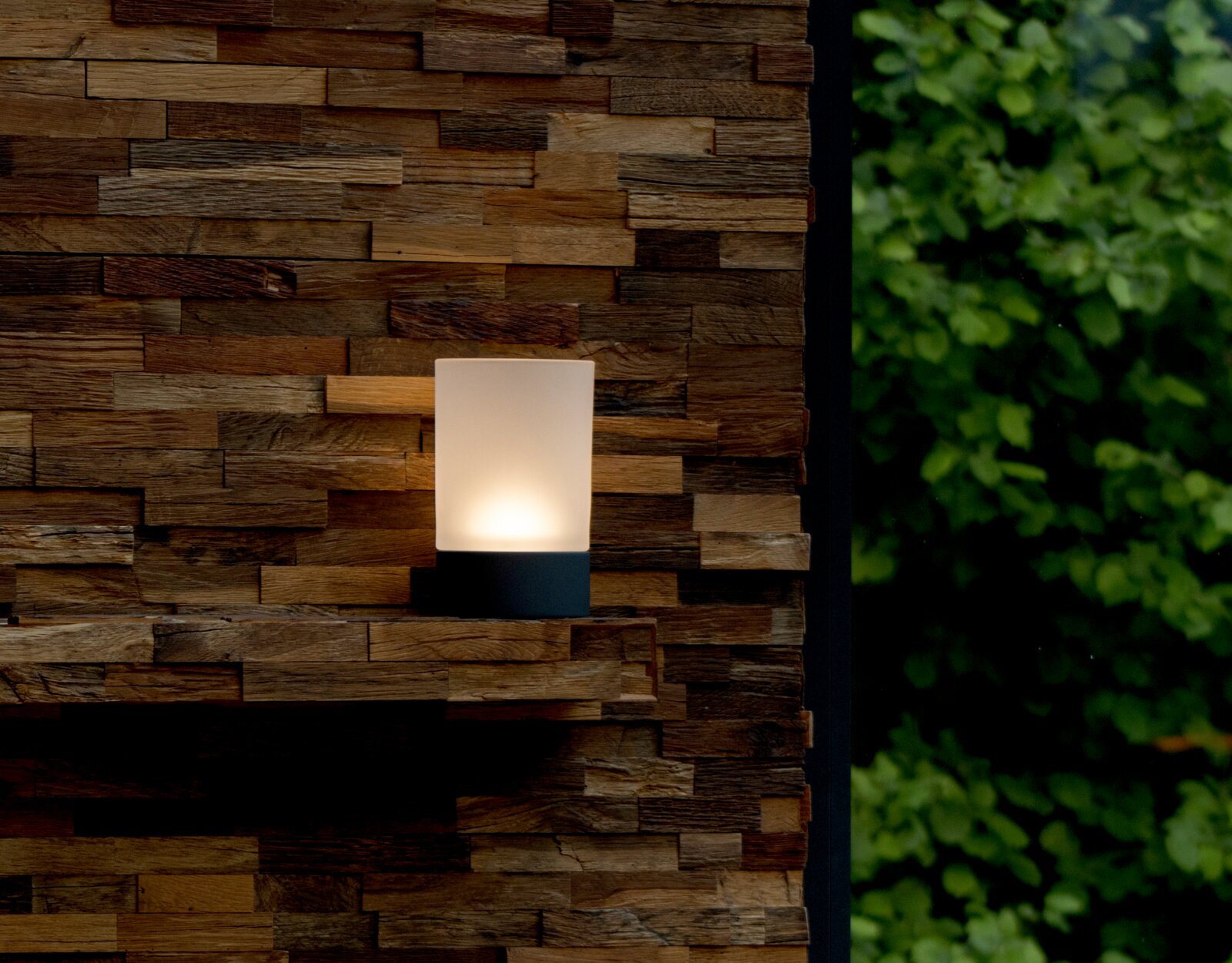 Akku-Windlicht auf einer rustikalen Holzverkleidung, seitliche Perspektive