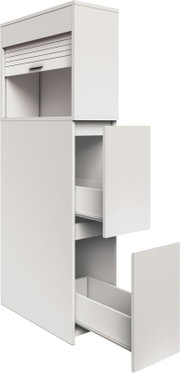 Weißer Hochschrank mit Rollladenfach oben und geöffneter Tür mit Innenregalen, schräg von vorne rechts fotografiert.