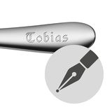 Nahaufnahme eines silbernen Besteckgriffs mit dem eingravierten Namen 'Tobias'.