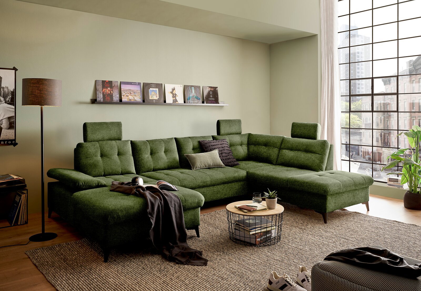 Grünes Ecksofa in modernem Wohnzimmer, Perspektive von vorne links