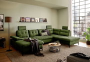Grünes Ecksofa in modernem Wohnzimmer, Perspektive von vorne links