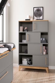 Graues Regal mit Holzakzenten, dekoriert mit Spielzeug und Boxen, aus frontaler Perspektive.