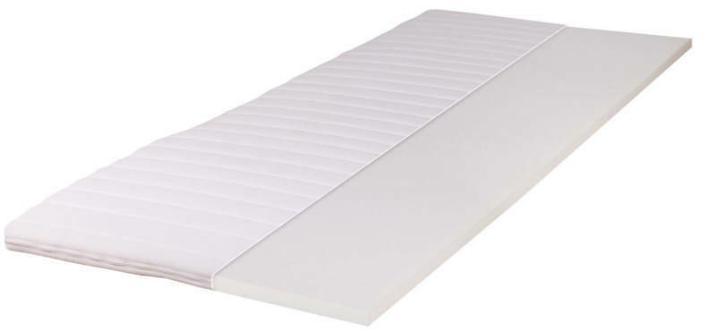 Intro Kaltschaumtopper Kaltschaumtopper in seitlicher Perspektive, halb mit gestepptem Bezug und halb ohne Bezug sichtbar.