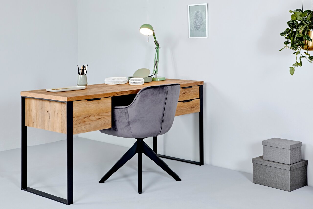 Moderner Schreibtisch aus Holz mit schwarzem Metallgestell, seitliche Perspektive, dekoriert mit Lampe und Schreibutensilien.