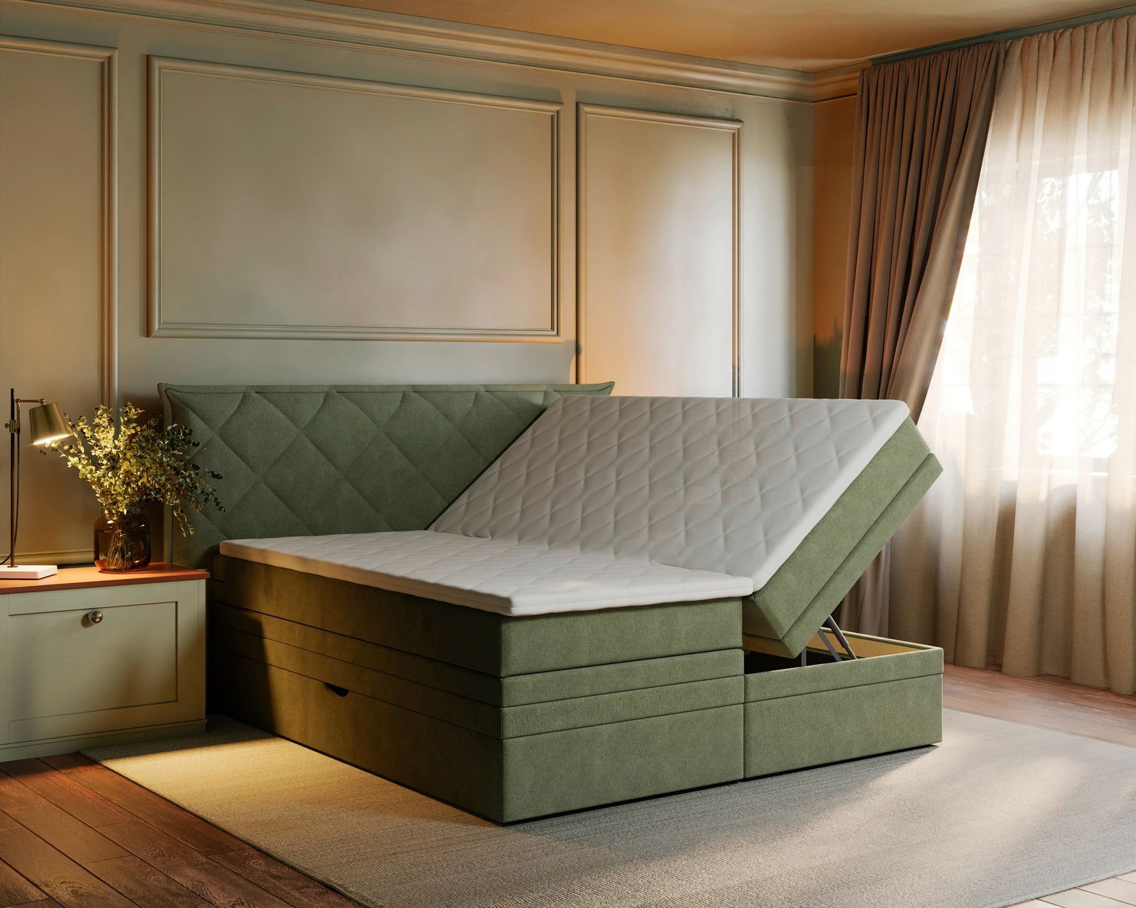Boxspringbett in grünem Stoff mit hochgeklappter Matratze, seitliche Perspektive, in einem elegant eingerichteten Schlafzimmer mit Tageslicht.