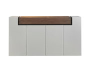 Modern dressoir met vier zilverkleurige deuren en een brede lade met donker houtdecor, recht van voren afgebeeld