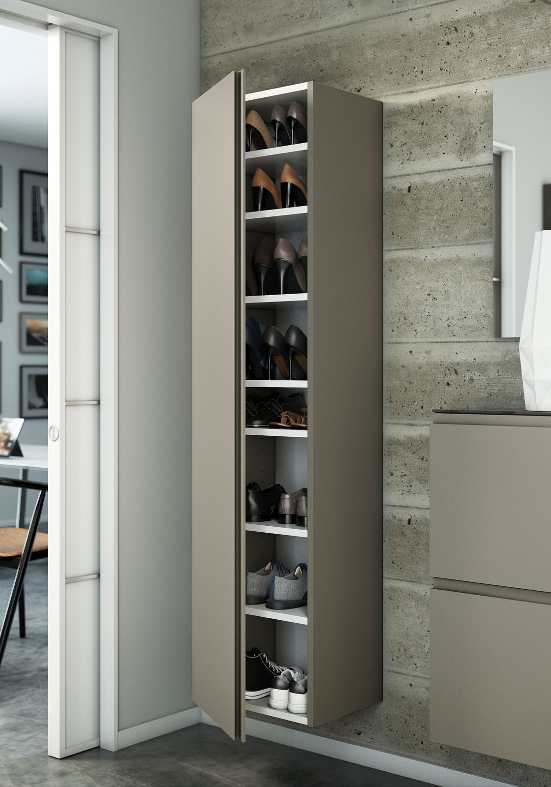 Moderner Hänge-Garderobenschrank mit geöffneter Tür, gefüllt mit Schuhen, aus seitlicher Perspektive.