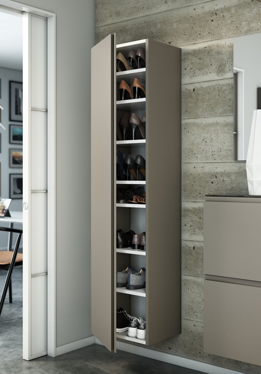 Moderner Hänge-Garderobenschrank mit geöffneter Tür, gefüllt mit Schuhen, aus seitlicher Perspektive.