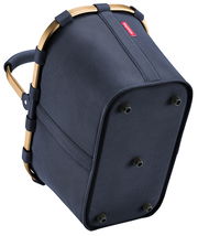 Tragetasche in schräger Perspektive von unten, mit robustem Stoff und stabilen Standfüßen.