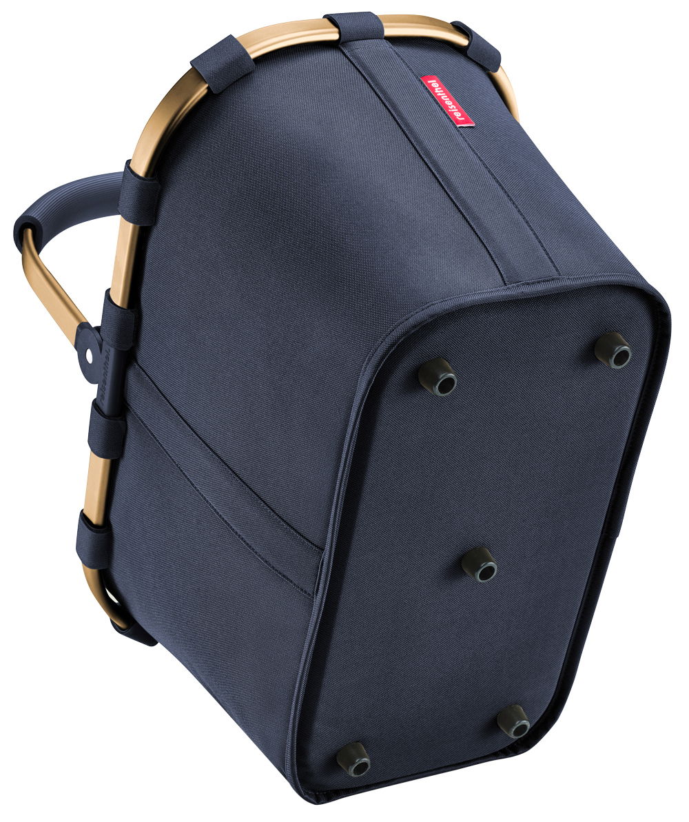 Tragetasche in schräger Perspektive von unten, mit robustem Stoff und stabilen Standfüßen.