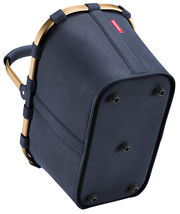 Tragetasche in schräger Perspektive von unten, mit robustem Stoff und stabilen Standfüßen.