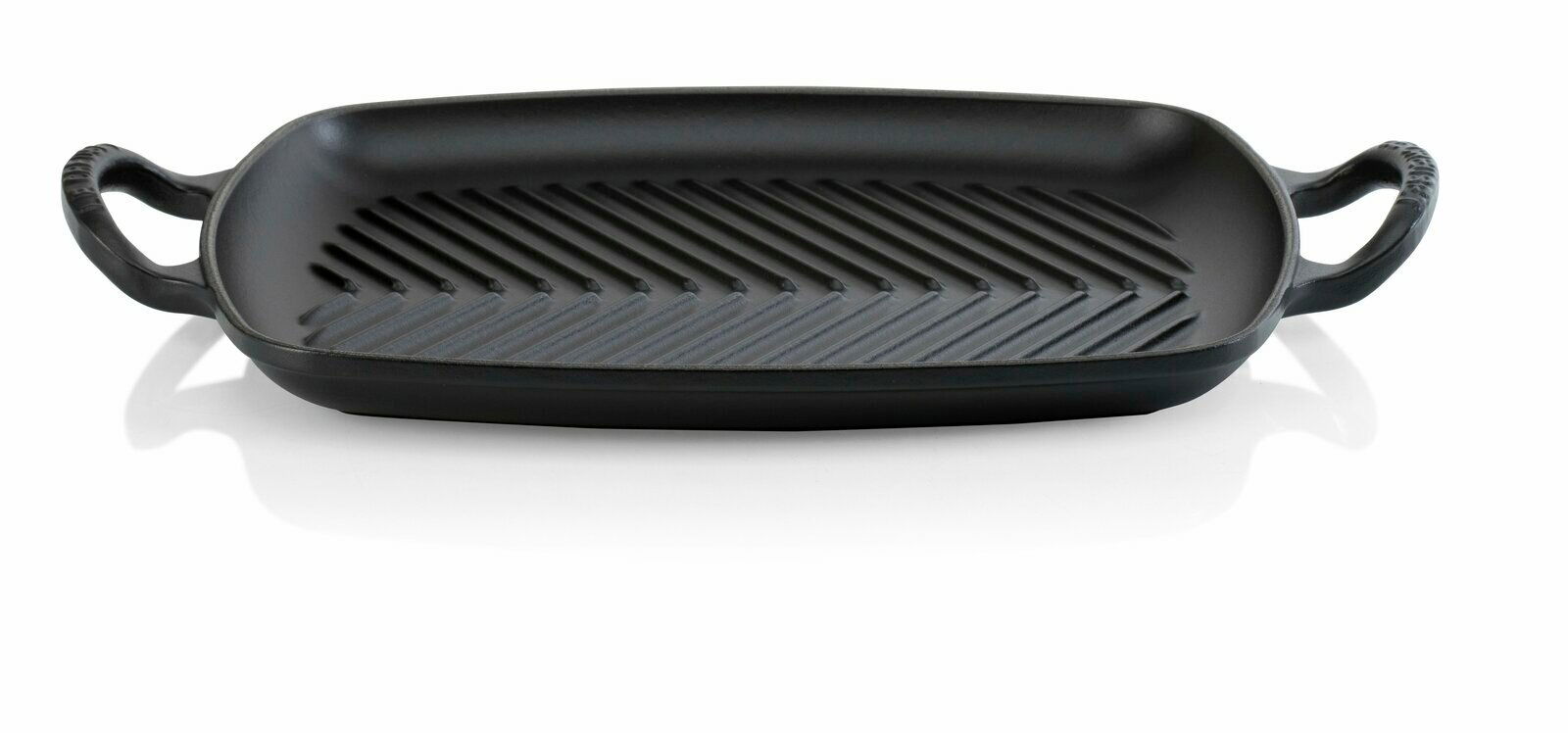 Schwarze Grillplatte 30x27 cm mit geriffelter Oberfläche und zwei Griffen, Ansicht von vorne.