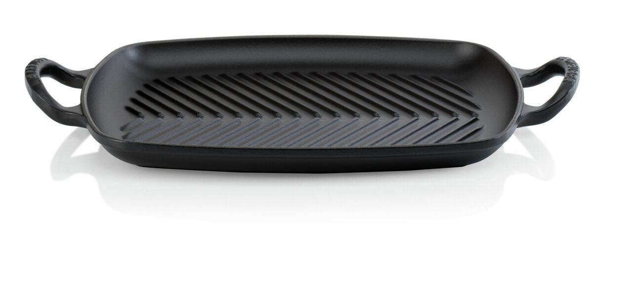 Schwarze Grillplatte 30x27 cm mit geriffelter Oberfläche und zwei Griffen, Ansicht von vorne.
