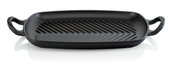 Schwarze Grillplatte 30x27 cm mit geriffelter Oberfläche und zwei Griffen, Ansicht von vorne.