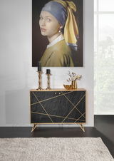 Moderne Kommode mit schwarzer Front und goldenen geometrischen Linien, dekoriert mit Kerzenhaltern und einer Vase, aus frontaler Perspektive.