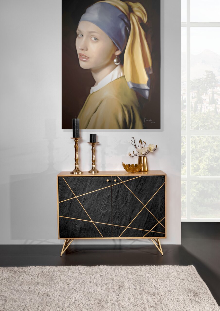 Moderne Kommode mit schwarzer Front und goldenen geometrischen Linien, dekoriert mit Kerzenhaltern und einer Vase, aus frontaler Perspektive.