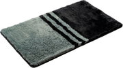 Zweifarbiger, flauschiger Badteppich in Grau und Schwarz mit drei Streifen, schräg von oben in Perspektive aufgenommen
