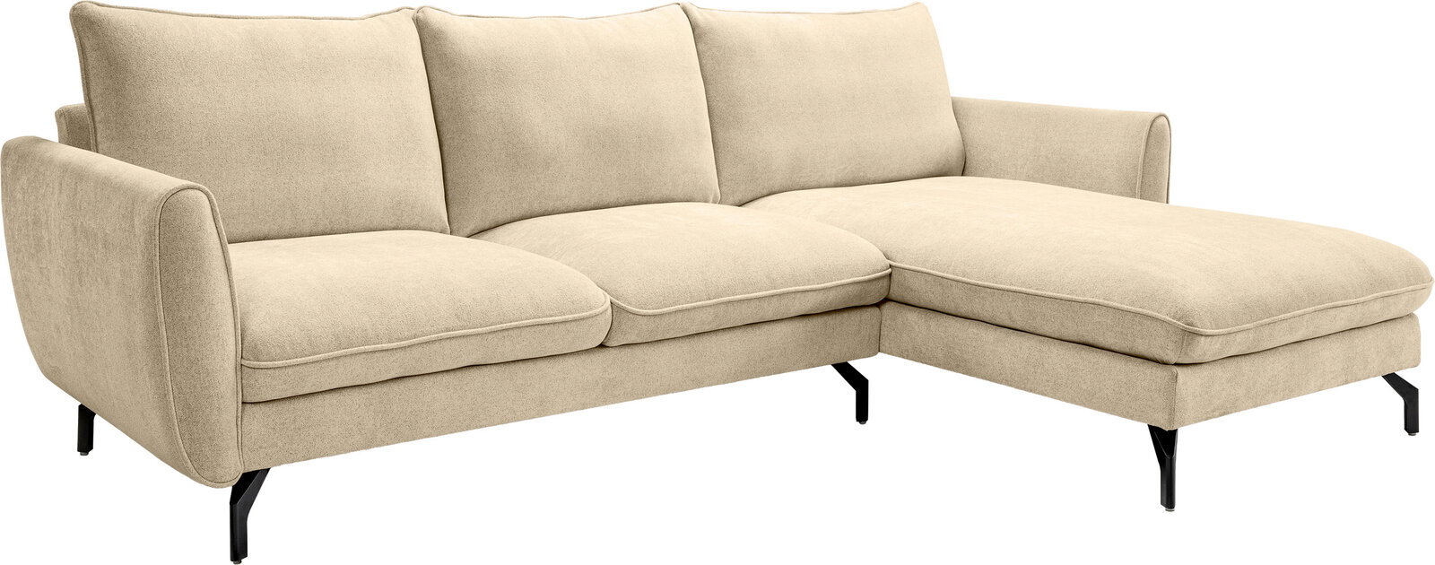 MID.YOU Ecksofa TORONTO Beiges L-förmiges Ecksofa mit rechter Ottomane/Recamiere, drei Rückenkissen, gepolsterten Armlehnen und schwarzen Metallfüßen, freigestellt auf weißem Hintergrund, in Frontansicht leicht schräg von links.