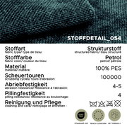 Nahaufnahme eines petrolfarbenen Strukturstoffs (100% PES) mit sichtbarer Webstruktur; Perspektive: Detailansicht von schräg oben, Stoffkante umgeschlagen, mit eingeblendeten Material- und Pflegeangaben (OEKO-TEX Standard 100, REACH konform, pet friendly)