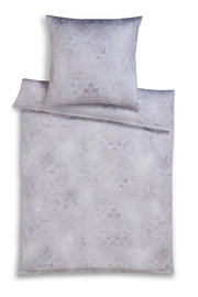 Bettwäsche-Set GREGORIO in Grau mit elegantem Muster, bestehend aus einem Kissenbezug und einem Deckenbezug, aus der Vogelperspektive.