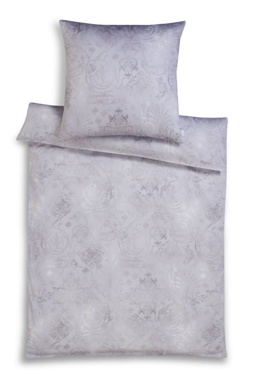 Bettwäsche-Set GREGORIO in Grau mit elegantem Muster, bestehend aus einem Kissenbezug und einem Deckenbezug, aus der Vogelperspektive.
