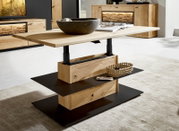 Moderner Couchtisch aus Holz und Metall mit höhenverstellbarer Tischplatte, seitlicher Perspektive