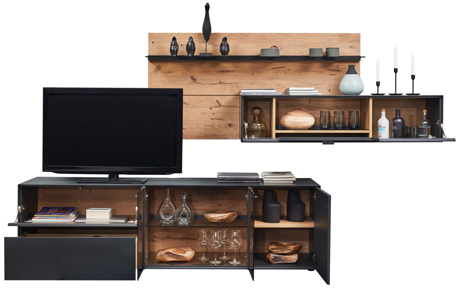 Moderne Wandkombination mit Holz- und Metallelementen, bestehend aus einem TV-Schrank und Regalen, frontal betrachtet.