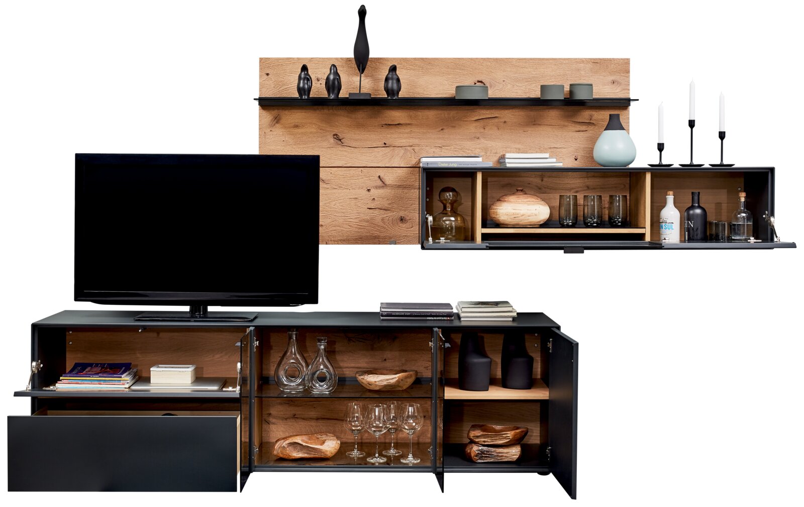 Moderne wandcombinatie met houten en metalen elementen, bestaande uit een tv-kast en planken, gezien vanaf de voorkant.