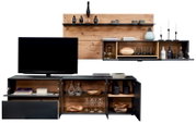 Moderne wandcombinatie met houten en metalen elementen, bestaande uit een tv-kast en planken, gezien vanaf de voorkant.