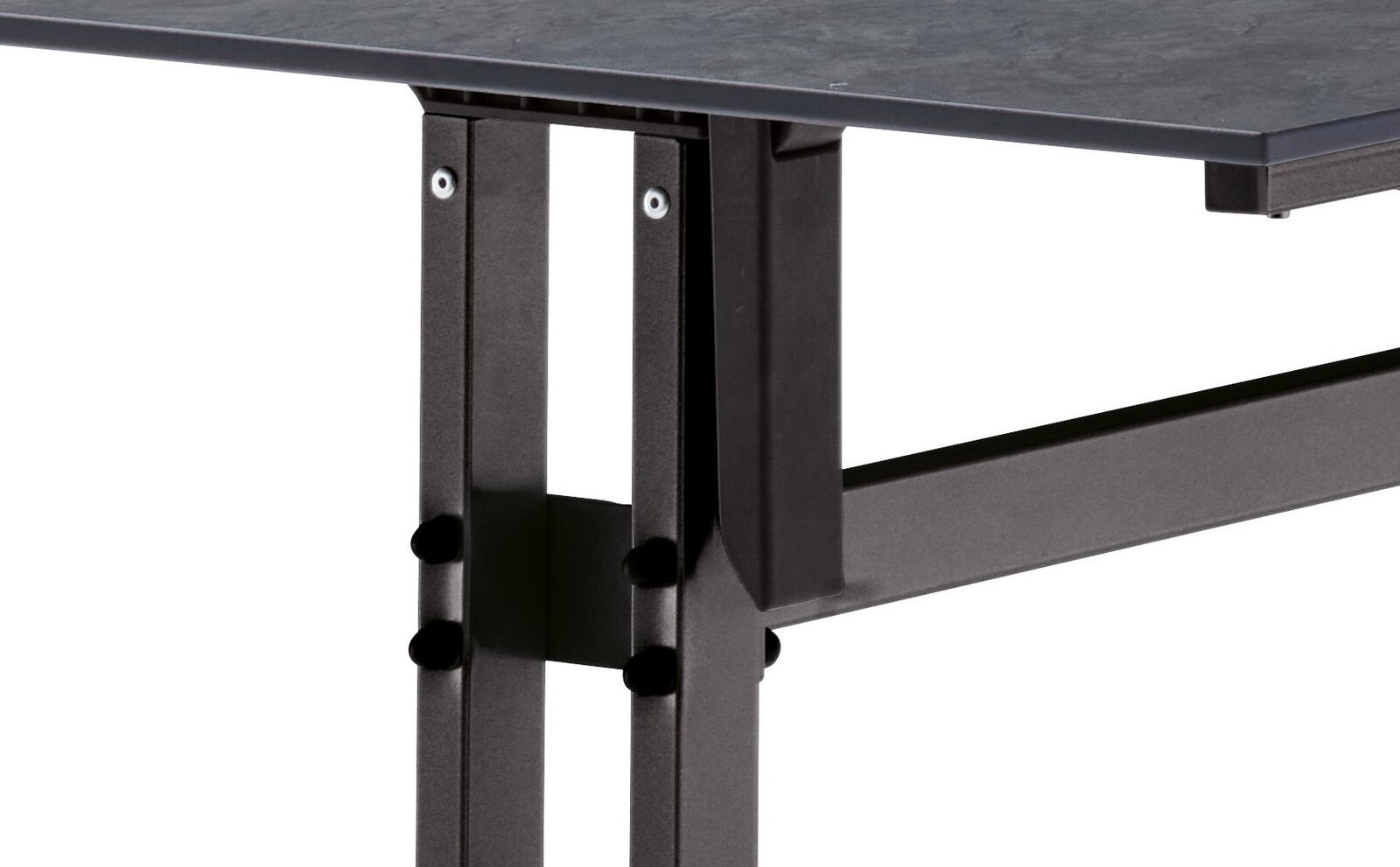 Detailansicht eines Gartentisches mit stabilem Metallgestell und dunkler Tischplatte, seitliche Perspektive.
