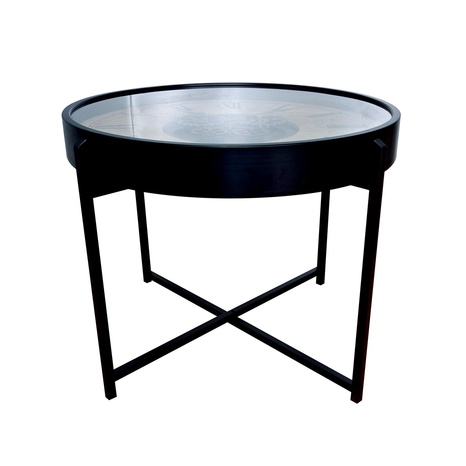 Ronde zwarte bijzettafel met glazen blad en daaronder een zichtbaar wijzerplaatontwerp, metalen onderstel met kruisvormige steunen, gefotografeerd vanuit een licht bovenaanzicht vanuit een schuine hoek aan de voorkant tegen een witte achtergrond