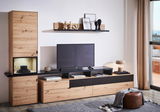 Moderne Wohnwand in Holzoptik mit schwarzem Akzent, bestehend aus einem hohen Schrank, einem TV-Board und einem Wandregal. Perspektive von vorne.