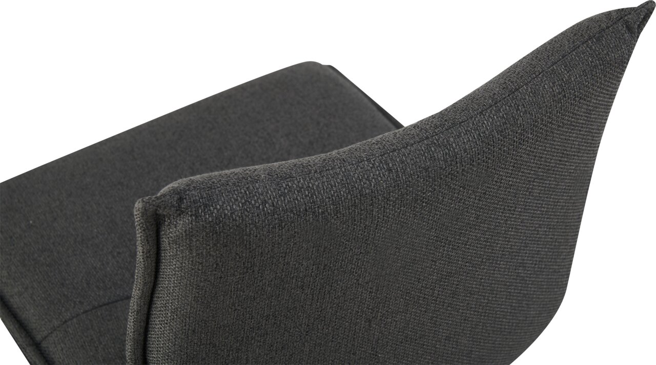 Detailaufnahme eines dunkelgrauen, stoffbezogenen Polsterstuhls mit geschwungener Rückenlehne, schräg von hinten/seitlich fotografiert.