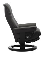 Seitliche Ansicht eines modernen, schwarzen Einzelsessels mit rundem Sockel.