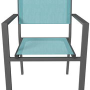 Moderner Stapelsessel mit türkisfarbenem Sitz und Rückenlehne, aus der Frontalperspektive.