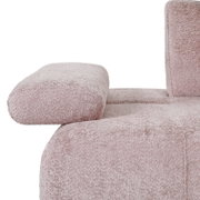Nahaufnahme eines rosa Sofas mit weicher, texturierter Oberfläche und Armlehne, seitliche Perspektive