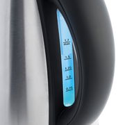 Nahaufnahme eines Wasserkochers mit 1,7 Liter Fassungsvermögen und Wasserstandsanzeige.