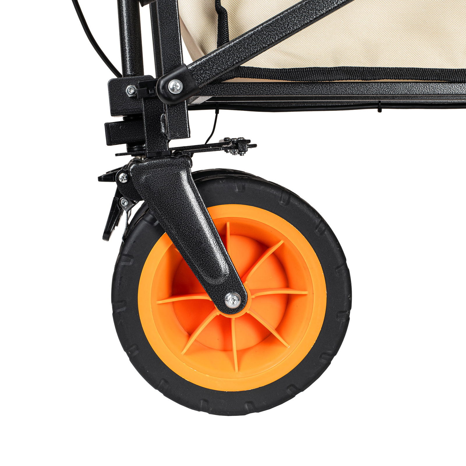 Nahaufnahme eines orangefarbenen Rades mit schwarzem Rahmen eines elektrischen Bollerwagens, seitliche Perspektive.