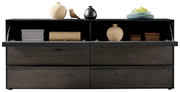 Modernes Sideboard aus dunklem Holz mit dekorativen Vasen und Schachteln, frontal betrachtet.