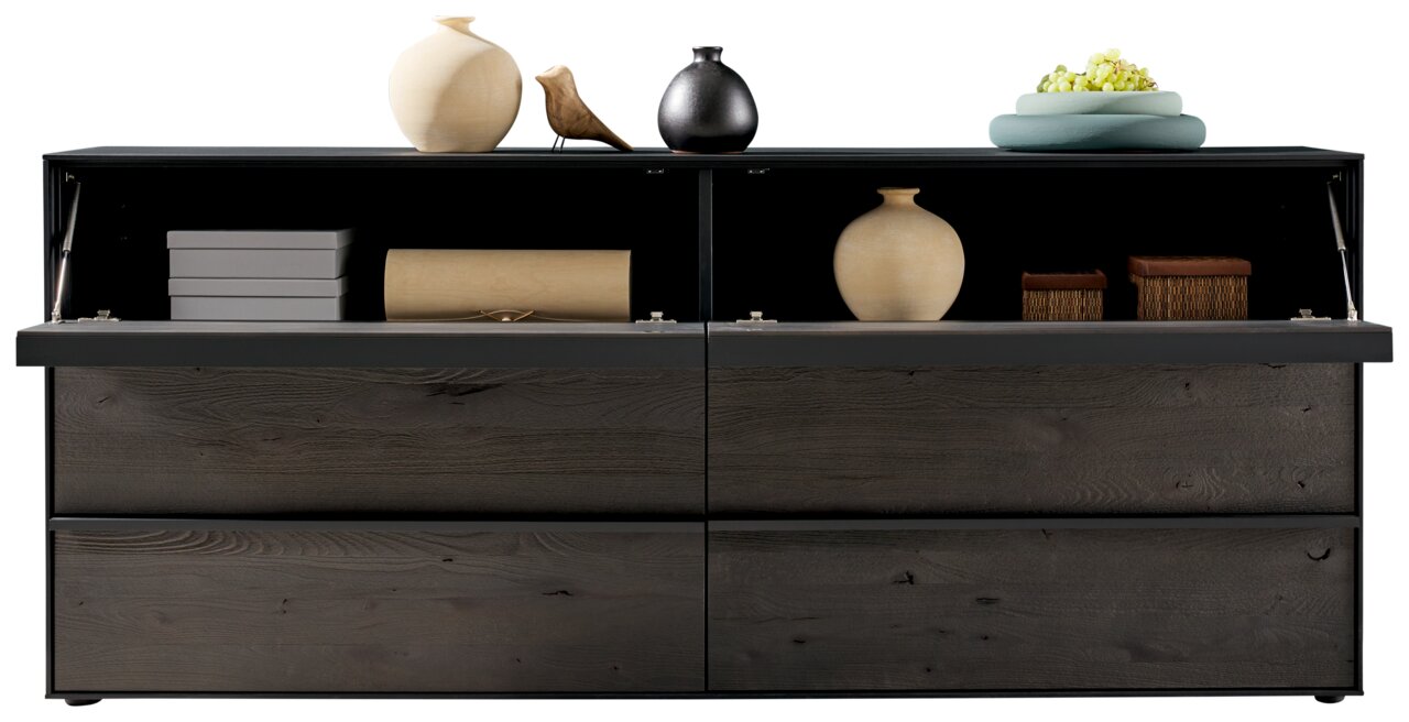 Modernes Sideboard aus dunklem Holz mit dekorativen Vasen und Schachteln, frontal betrachtet.
